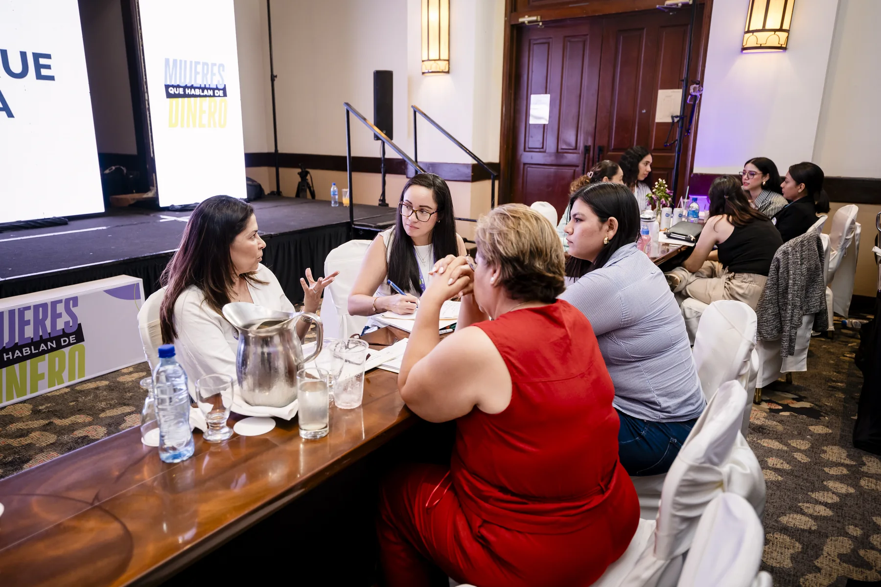 Mulheres reunidas em um círculo durante o lançamento em Manágua