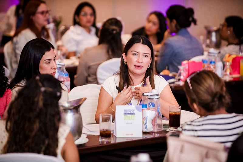 Mulheres conversando ao redor de uma mesa durante o lançamento em Manágua