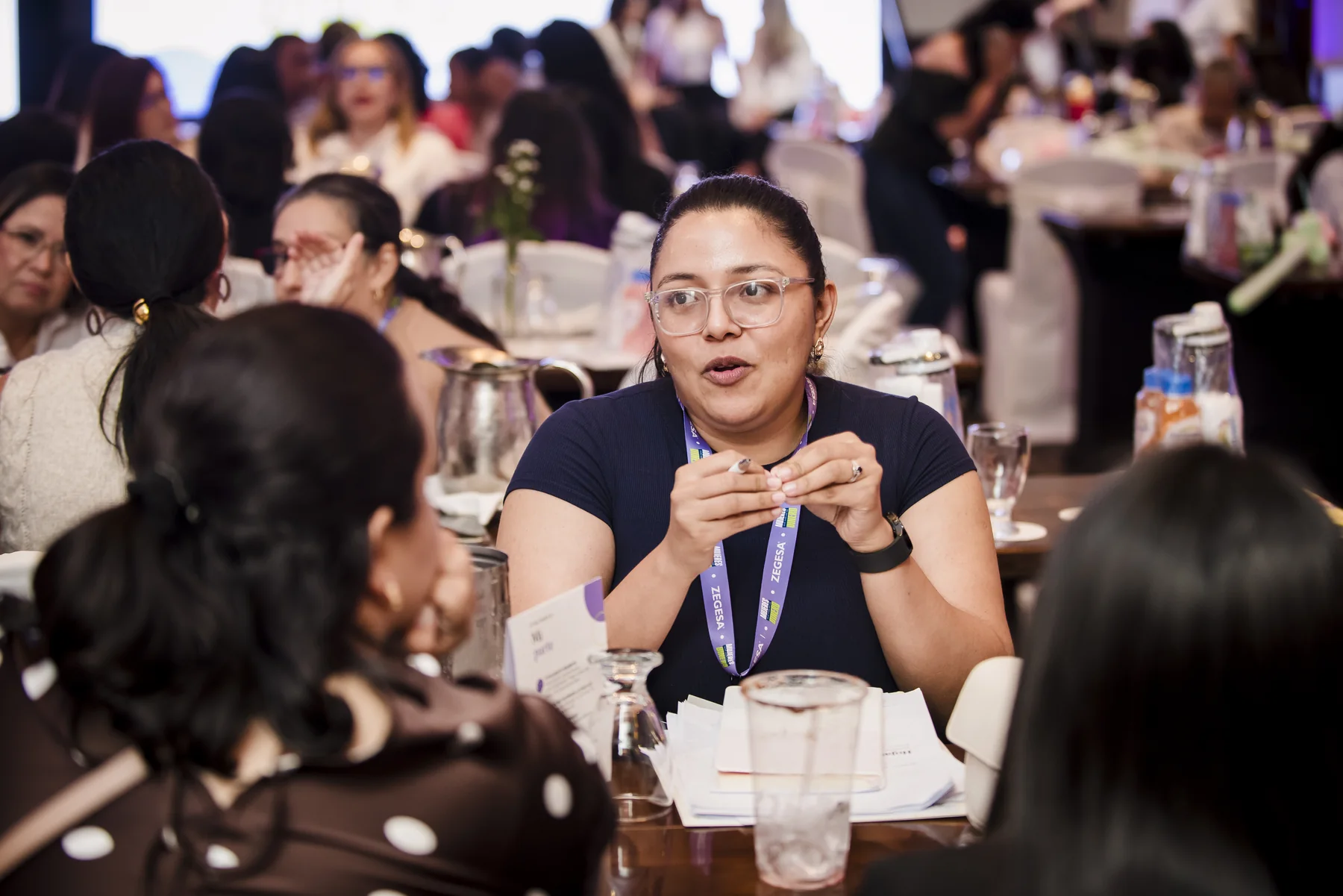 Uma mulher compartilha enquanto o grupo escuta durante o lançamento em Manágua