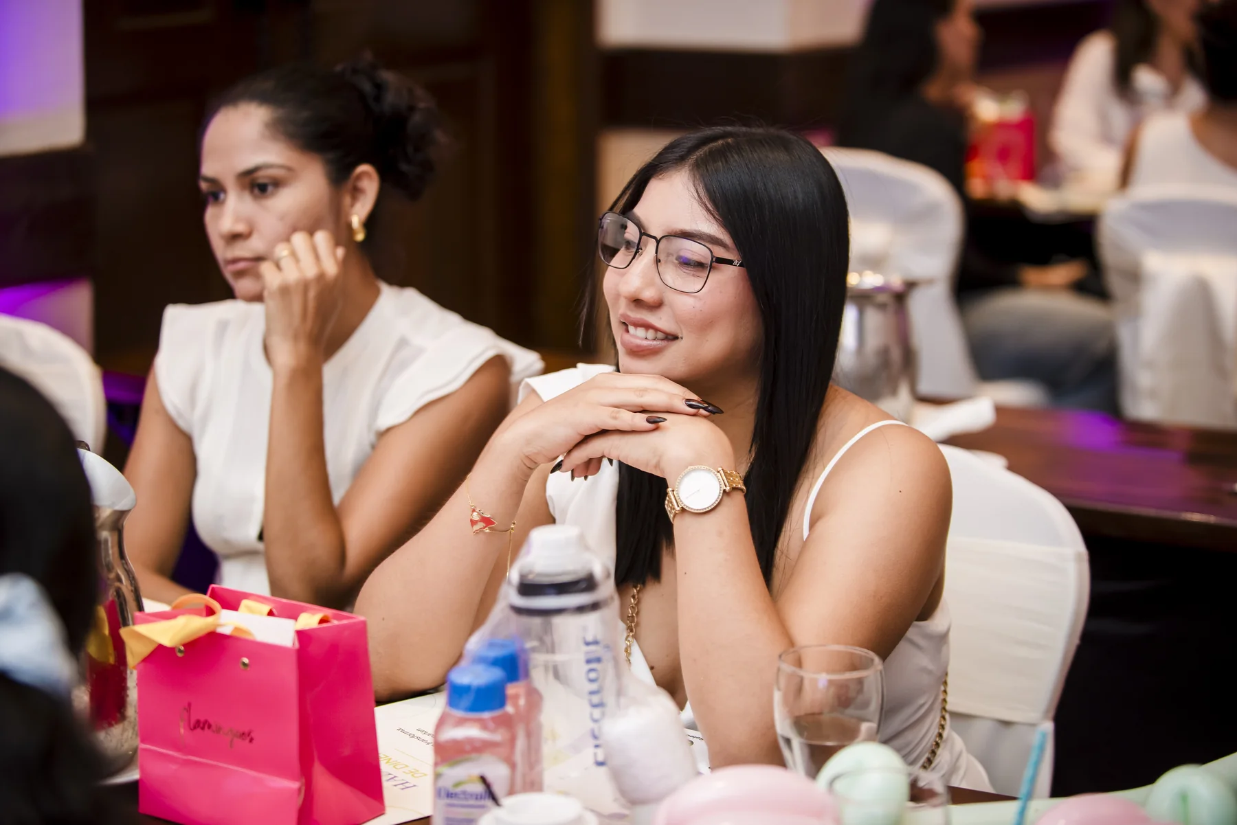 Duas mulheres escutam durante uma conversa no lançamento em Manágua